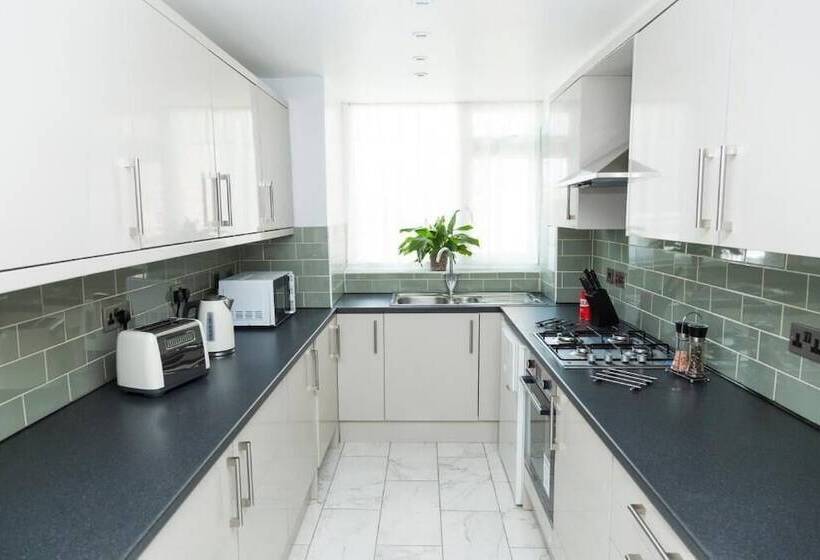 اقامتگاه Bluewater House   Immaculate 4 Bed In Greenhithe