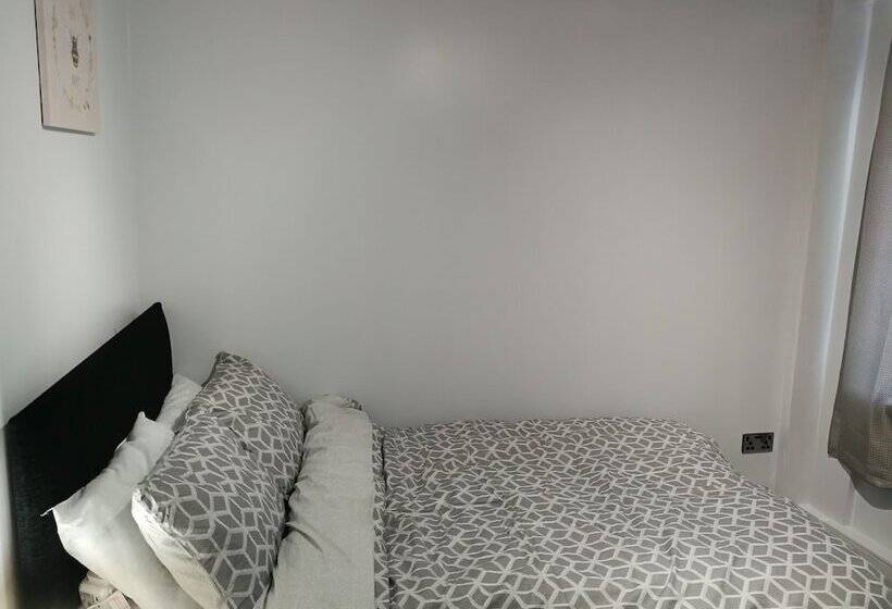 اقامتگاه Bluewater House   Immaculate 4 Bed In Greenhithe