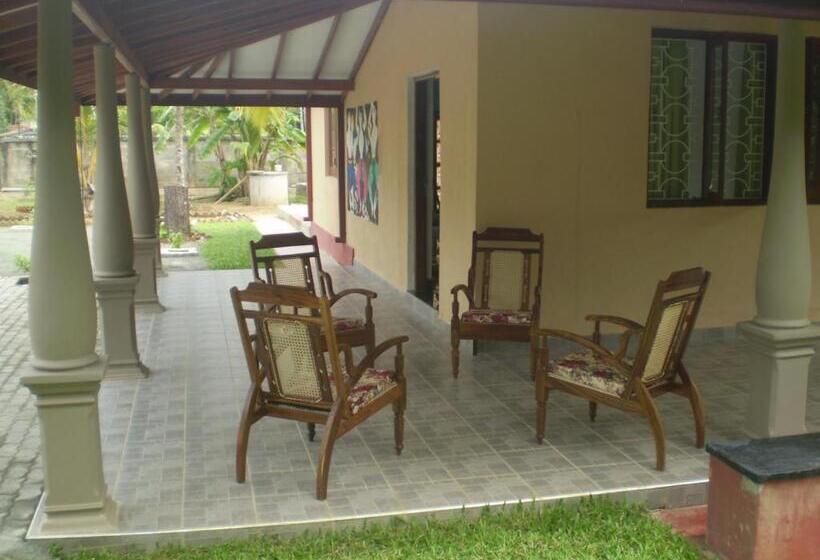 هتل Bentota Villa