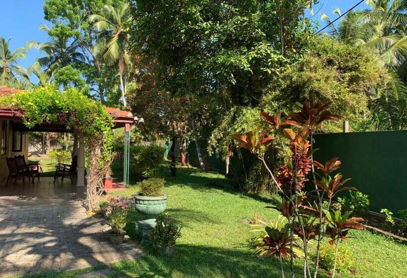 هتل Bentota Villa