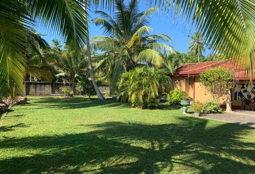 هتل Bentota Villa