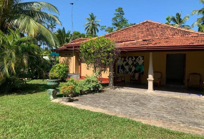 هتل Bentota Villa