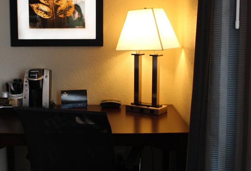 فندق Cobblestone Inn & Suites   Denison | Oak Ridge