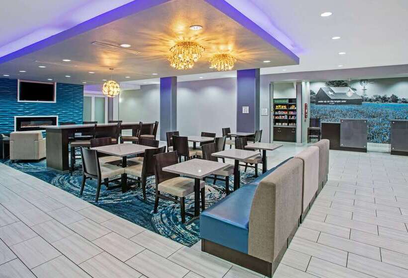 هتل La Quinta By Wyndham Victoria   South