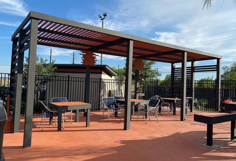 هتل La Quinta By Wyndham Victoria   South