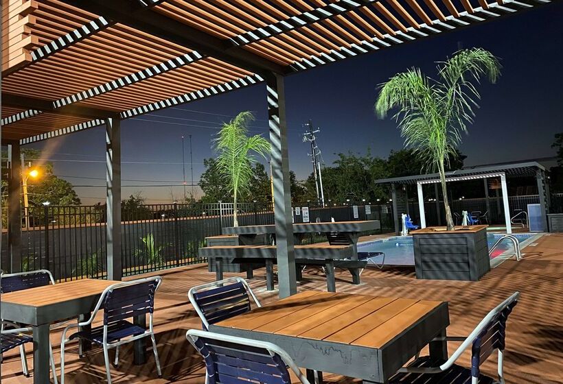 هتل La Quinta By Wyndham Victoria   South