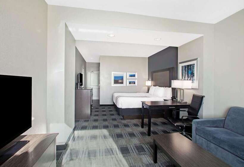 هتل La Quinta By Wyndham Victoria   South