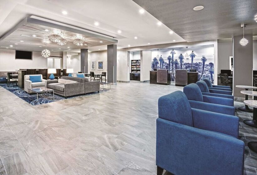 هتل La Quinta By Wyndham Victoria   South