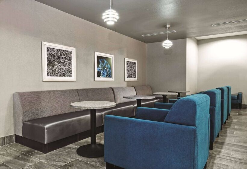 هتل La Quinta By Wyndham Victoria   South