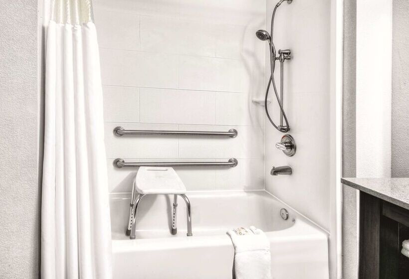 هتل La Quinta By Wyndham Victoria   South