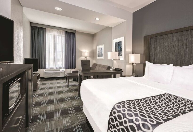 هتل La Quinta By Wyndham Victoria   South