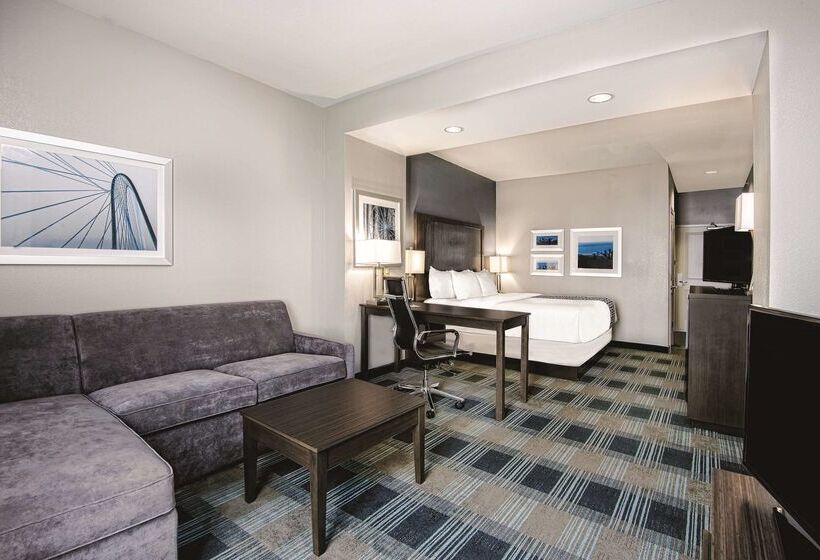 هتل La Quinta By Wyndham Victoria   South