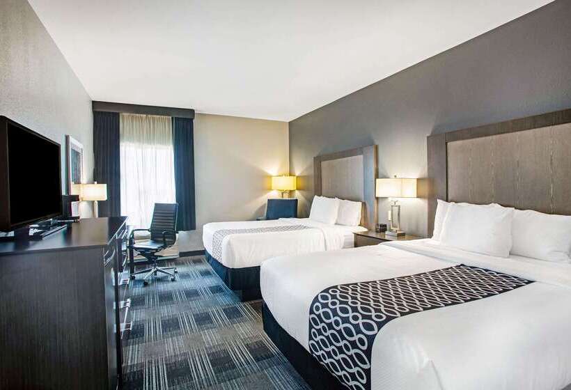 هتل La Quinta By Wyndham Victoria   South