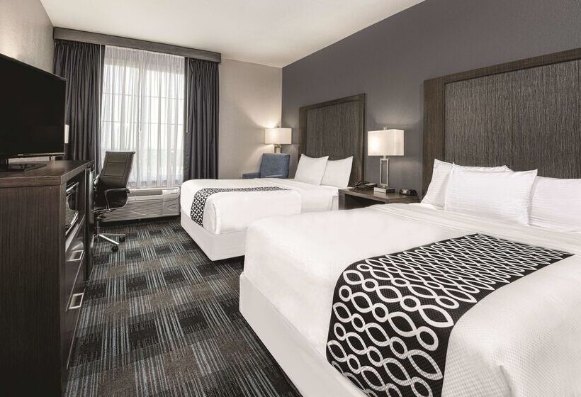 هتل La Quinta By Wyndham Victoria   South