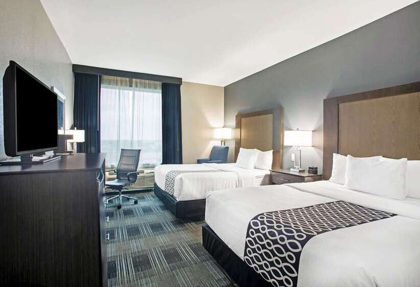 هتل La Quinta By Wyndham Victoria   South