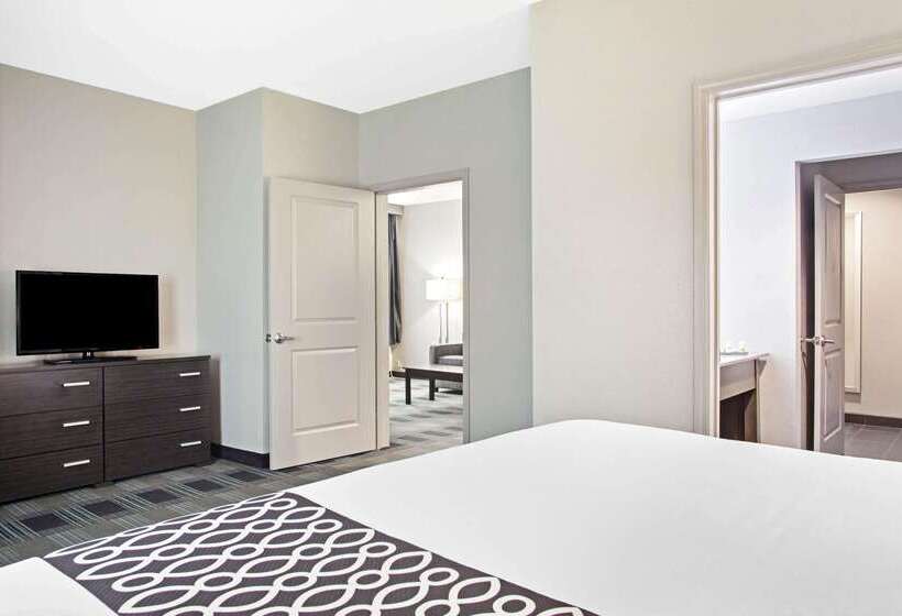 هتل La Quinta By Wyndham Victoria   South