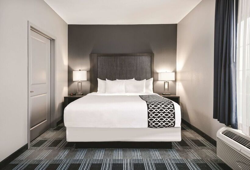 هتل La Quinta By Wyndham Victoria   South