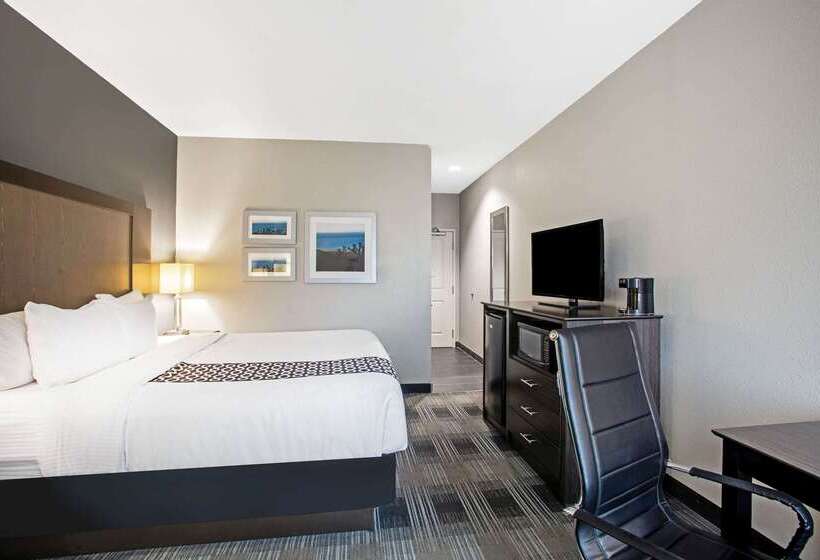 هتل La Quinta By Wyndham Victoria   South