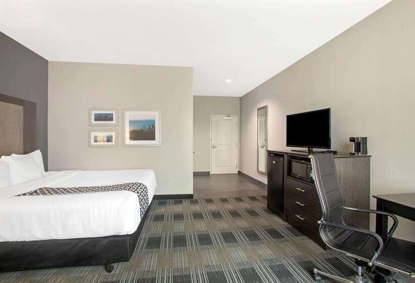 هتل La Quinta By Wyndham Victoria   South