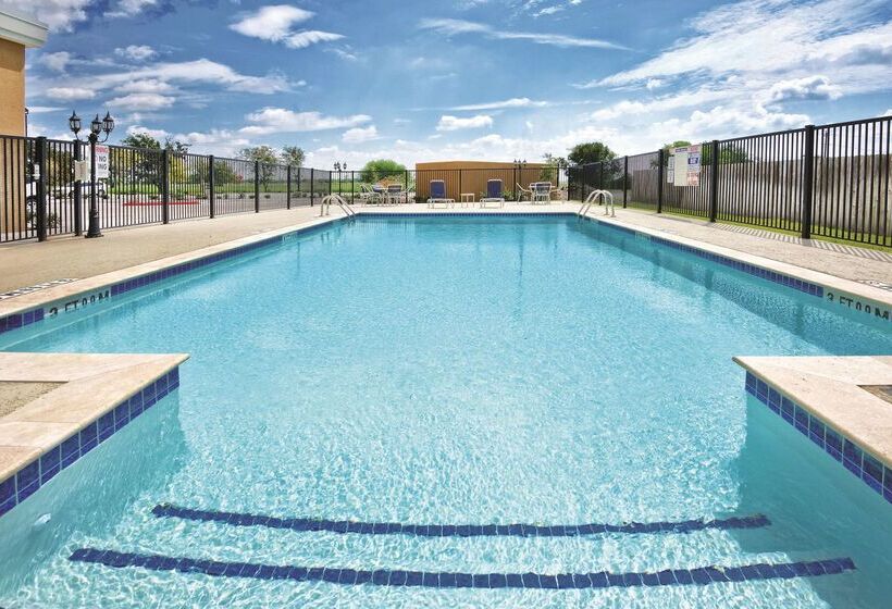 هتل La Quinta By Wyndham Victoria   South