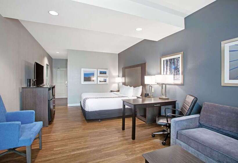 هتل La Quinta By Wyndham Victoria   South