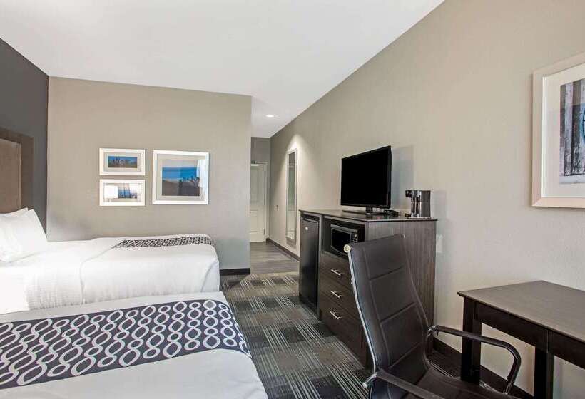 هتل La Quinta By Wyndham Victoria   South