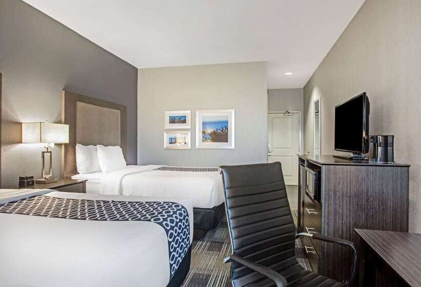 هتل La Quinta By Wyndham Victoria South