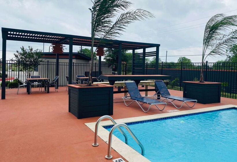 هتل La Quinta By Wyndham Victoria   South