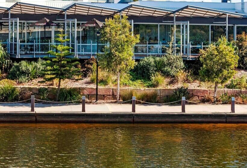 هتل Mercure Sunshine Coast Kawana Waters