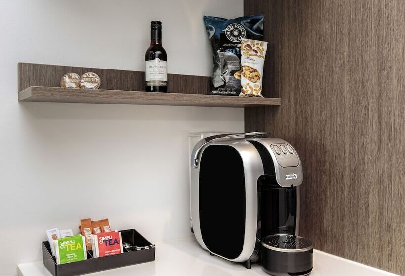 هتل Mercure Sunshine Coast Kawana Waters