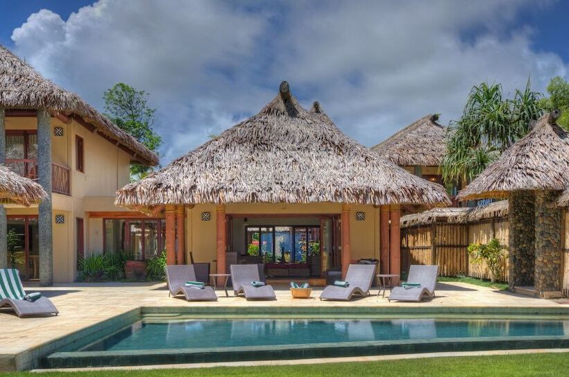 هتل Nanuku Resort Fiji