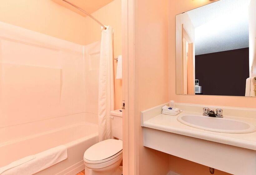 Мотель Canadas Best Value Inn Whitecourt