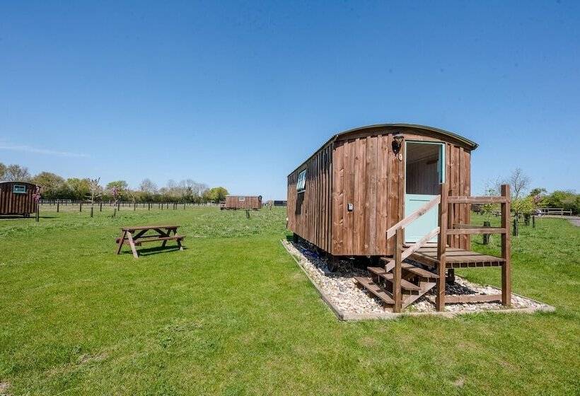 Honeysuckle Farm Hut 1   Suffolk Farm Holidays