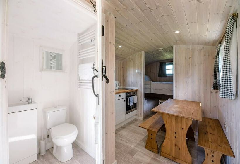Honeysuckle Farm Hut 4   Suffolk Farm Holidays