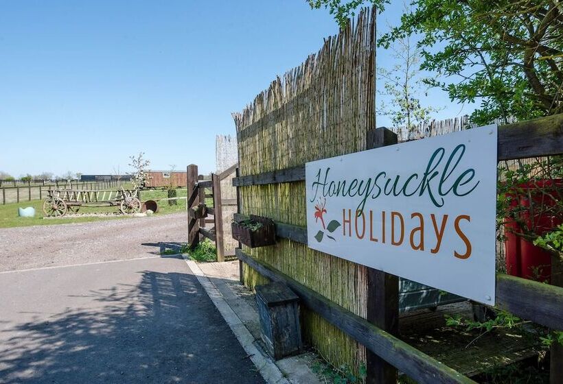 Honeysuckle Farm Hut 6   Suffolk Farm Holidays