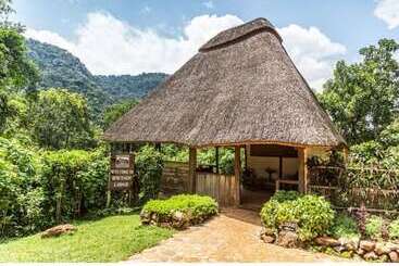 هتل Bwindi Safari Lodge