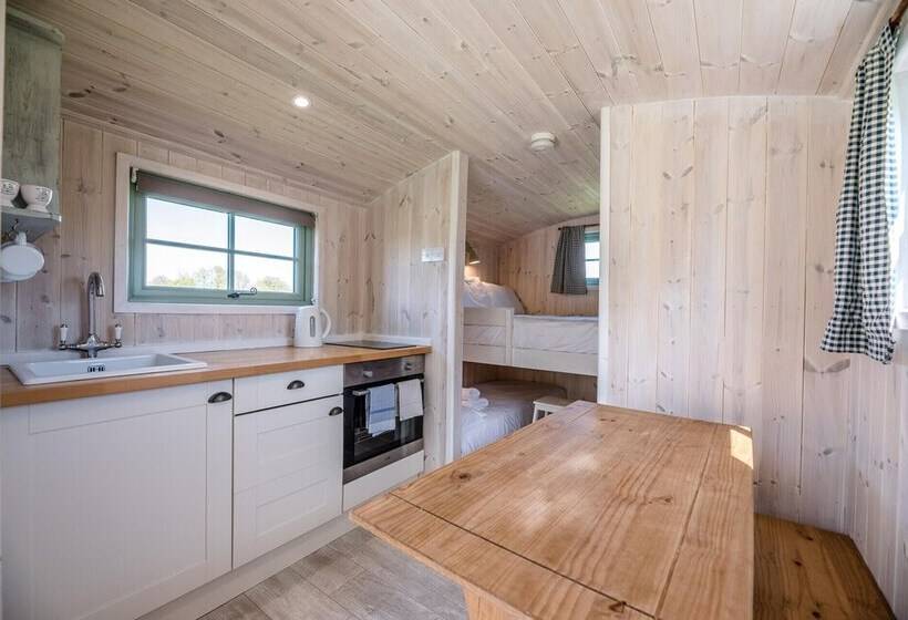 בית מלון כפרי Honeysuckle Farm Hut 3   Suffolk Farm Holidays