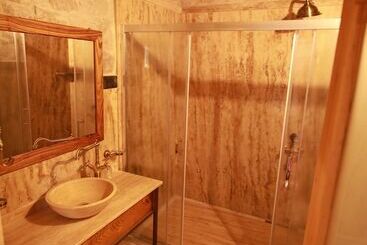 هتل Sarnich Cave Suites
