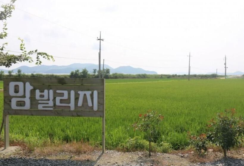 Отель Taean Mom Village Caravan Camping