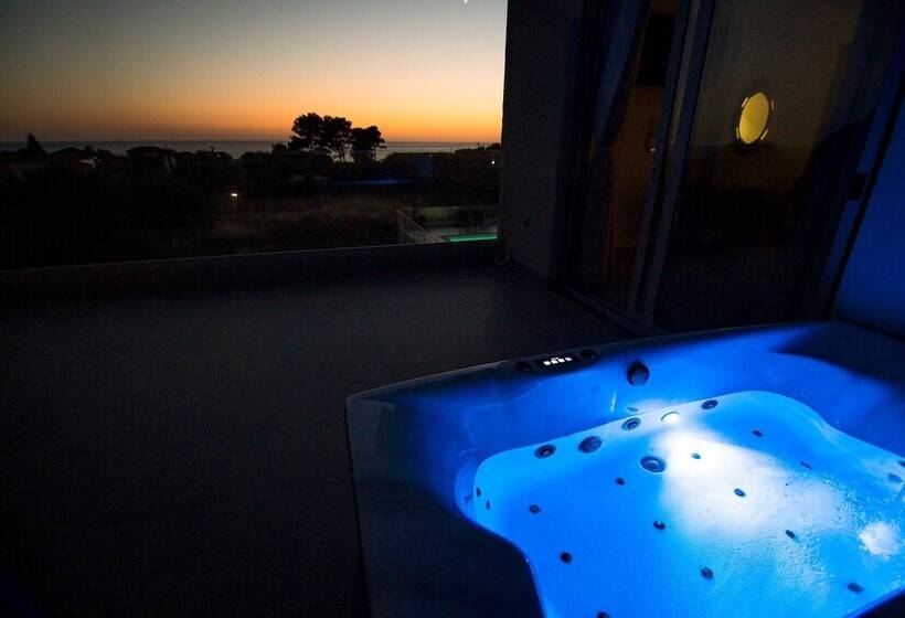Io Luxury Pool & Hot Tub Suites