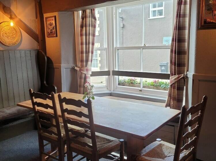 بنسيون The Modbury Inn