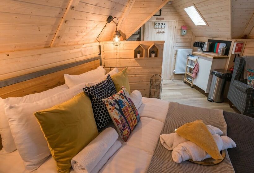 Copper Beech Cabin For Couples, Outdoor Bath