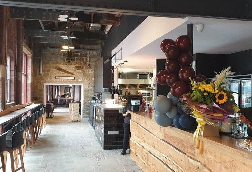 1700s Canalside Cottage Sleeps Up To 12 Guests