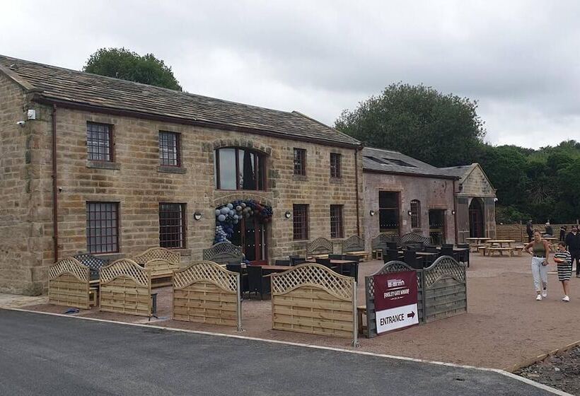 1700s Canalside Cottage Sleeps Up To 12 Guests