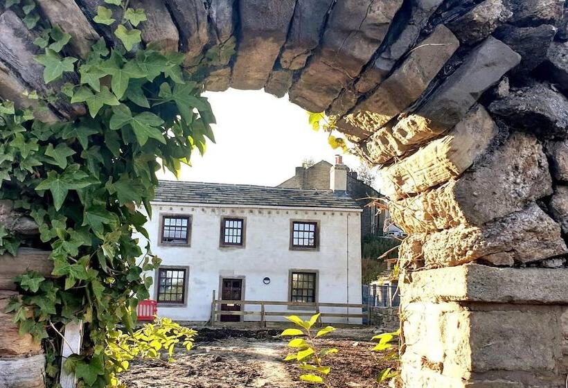 1700s Canalside Cottage Sleeps Up To 12 Guests