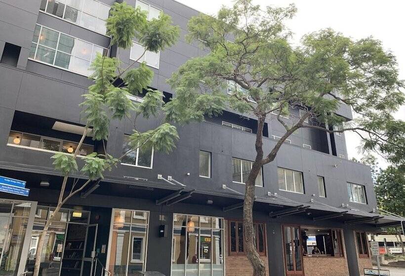 هاستل Roamer Brisbane