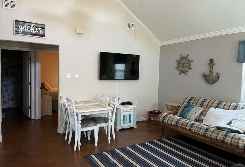 Candlelight Cottages By The Beach