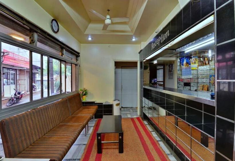 Отель Goroomgo Pat Village Inn Indore