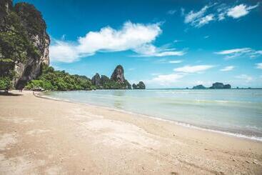 هتل B2 Krabi Ao Nang Premier Resort