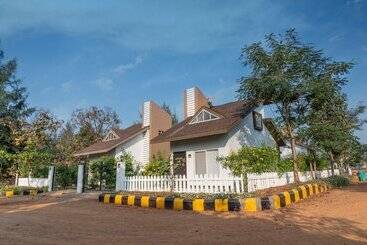 هتل Pushpam Lords Resort Karjat  Pure Veg